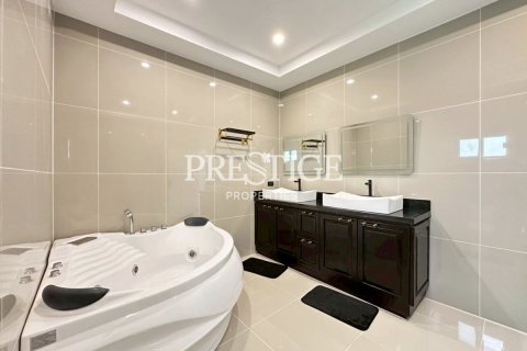 Casa de 6 dormitorios en Pattaya, Tailandia № 233799 - foto 13