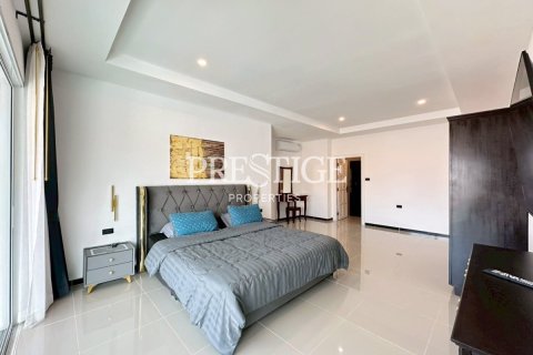 Casa de 6 dormitorios en Pattaya, Tailandia № 233799 - foto 11