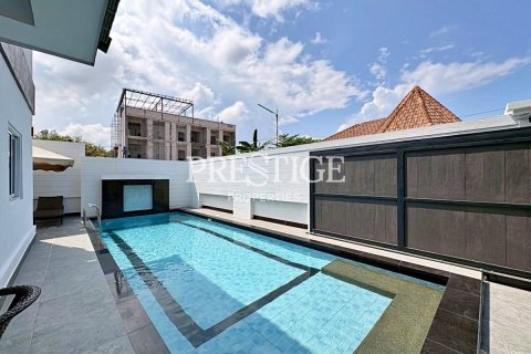 Casa de 6 dormitorios en Pattaya, Tailandia № 233799 - foto 2