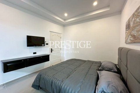 Casa de 6 dormitorios en Pattaya, Tailandia № 233799 - foto 17