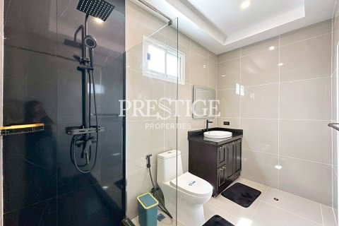 Casa de 6 dormitorios en Pattaya, Tailandia № 233799 - foto 18