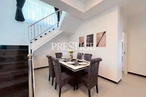 Casa de 6 dormitorios en Pattaya, Tailandia № 233799 - foto 6