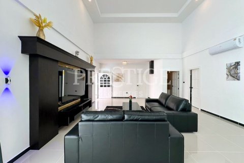 Casa de 6 dormitorios en Pattaya, Tailandia № 233796 - foto 3
