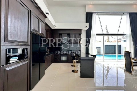 Casa de 6 dormitorios en Pattaya, Tailandia № 233796 - foto 10