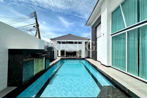 Casa de 6 dormitorios en Pattaya, Tailandia № 233796 - foto 2