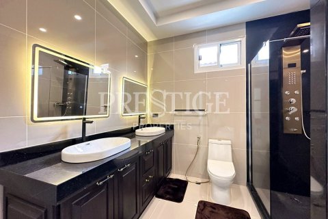 Casa de 6 dormitorios en Pattaya, Tailandia № 233796 - foto 13