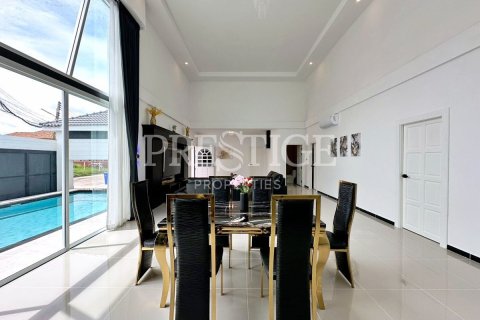 Casa de 6 dormitorios en Pattaya, Tailandia № 233796 - foto 6