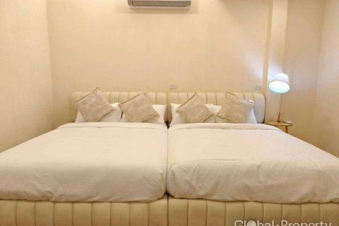 Casa de 5 dormitorios en Pattaya, Tailandia № 163982 - foto 14