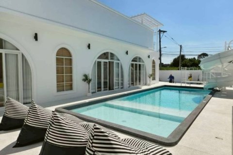 Casa de 5 dormitorios en Pattaya, Tailandia № 163982 - foto 3