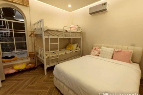 Casa de 5 dormitorios en Pattaya, Tailandia № 163982 - foto 15
