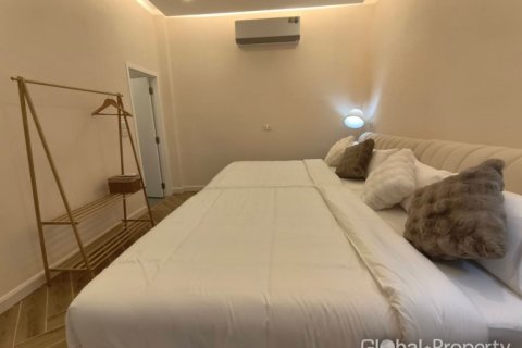 Casa de 5 dormitorios en Pattaya, Tailandia № 163982 - foto 17