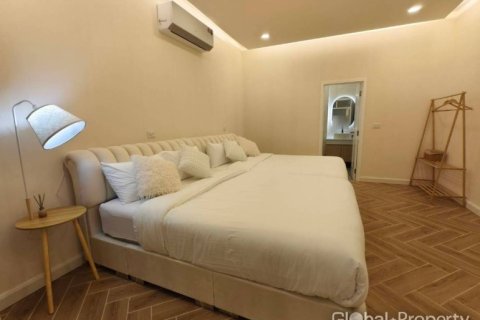 Casa de 5 dormitorios en Pattaya, Tailandia № 163982 - foto 16