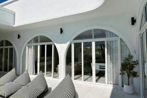 Casa de 5 dormitorios en Pattaya, Tailandia № 163982 - foto 4