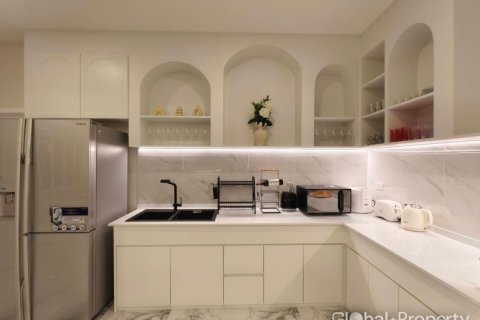 Casa de 5 dormitorios en Pattaya, Tailandia № 163982 - foto 12