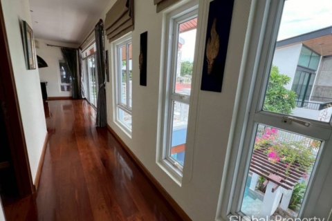 Casa de 5 dormitorios en Pattaya, Tailandia № 163981 - foto 9