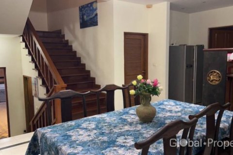 Casa de 5 dormitorios en Pattaya, Tailandia № 163981 - foto 7