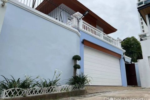 Casa de 5 dormitorios en Pattaya, Tailandia № 163981 - foto 13