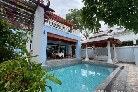 House in Pattaya, Thailand 5 bedrooms № 163981