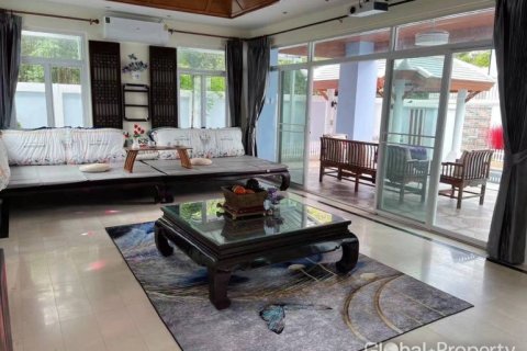 Casa de 5 dormitorios en Pattaya, Tailandia № 163981 - foto 4
