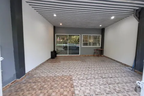 Casa de 4 dormitorios en Pattaya, Tailandia № 155630 - foto 3
