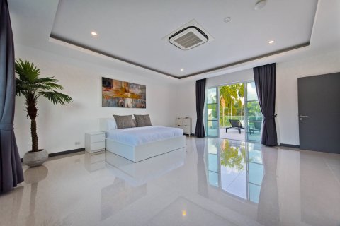 Casa de 5 dormitorios en Pattaya, Tailandia № 54663 - foto 25