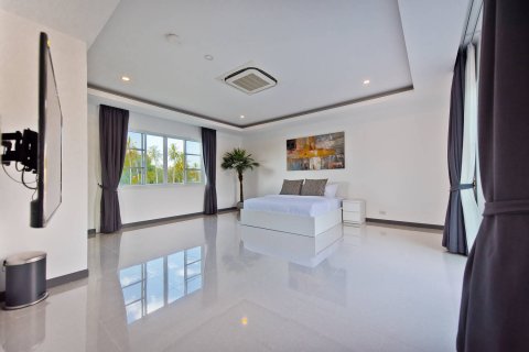 Casa de 5 dormitorios en Pattaya, Tailandia № 54663 - foto 22