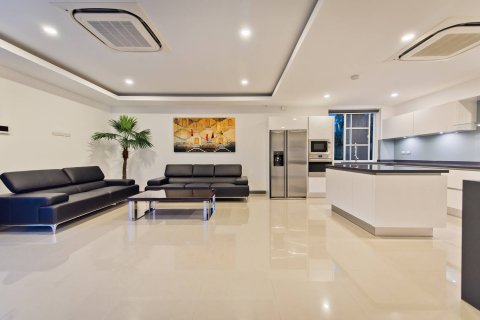 Casa de 5 dormitorios en Pattaya, Tailandia № 54663 - foto 15