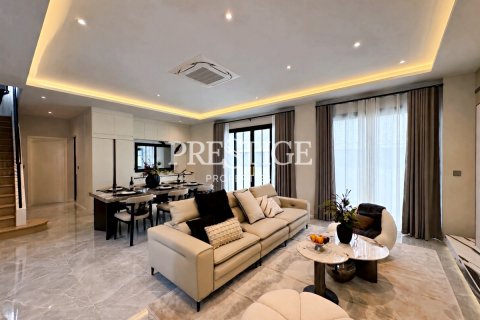 House in Pattaya, Thailand 4 bedrooms № 197545 - photo 2