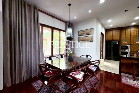 Casa de 4 dormitorios en Pattaya, Tailandia № 197543 - foto 7