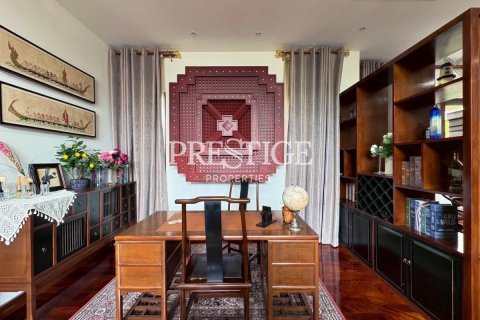 Casa de 4 dormitorios en Pattaya, Tailandia № 197543 - foto 5
