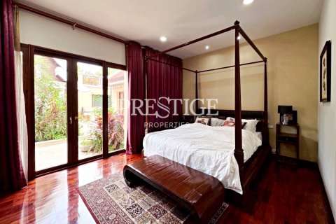 Casa de 4 dormitorios en Pattaya, Tailandia № 197543 - foto 12