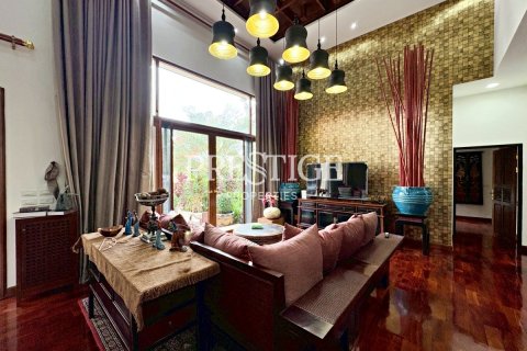 Casa de 4 dormitorios en Pattaya, Tailandia № 197543 - foto 3