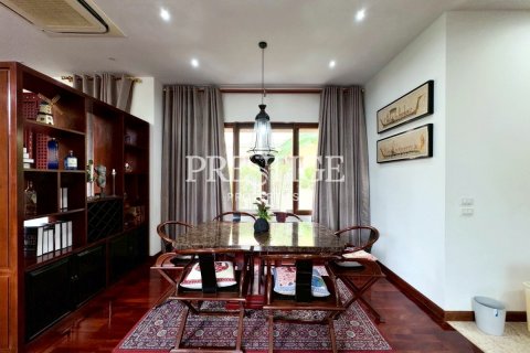 Casa de 4 dormitorios en Pattaya, Tailandia № 197543 - foto 6