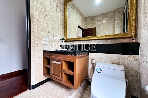 Casa de 4 dormitorios en Pattaya, Tailandia № 197543 - foto 11
