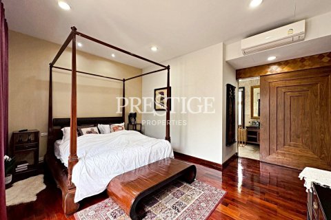 Casa de 4 dormitorios en Pattaya, Tailandia № 197543 - foto 14