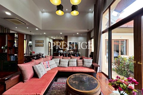 Casa de 4 dormitorios en Pattaya, Tailandia № 197543 - foto 4