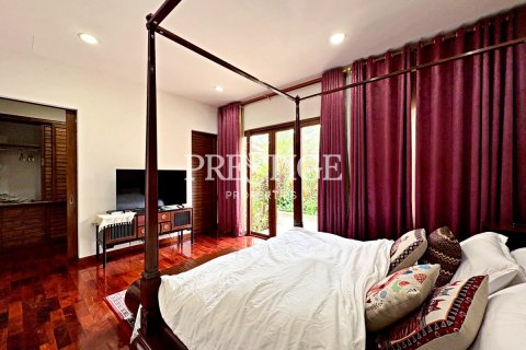Casa de 4 dormitorios en Pattaya, Tailandia № 197543 - foto 13