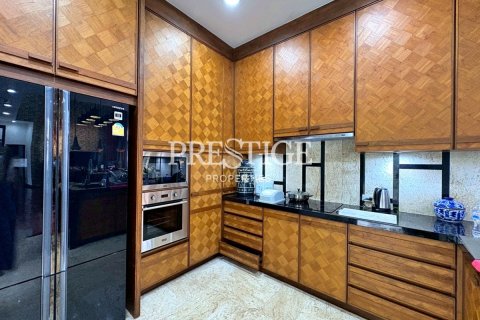 Casa de 4 dormitorios en Pattaya, Tailandia № 197543 - foto 10