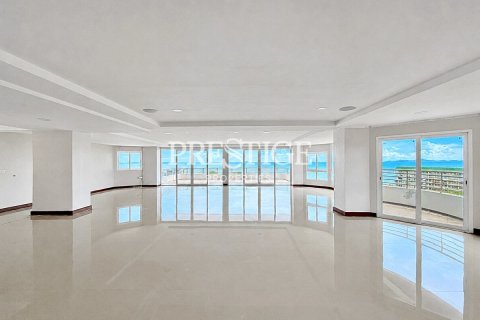Condo in Pattaya, Thailand, 3 bedrooms № 197547 - photo 2