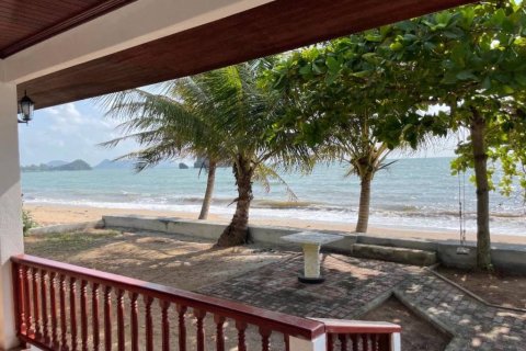 Chalet de 3 dormitorios en Chumphon, Tailandia № 172711 - foto 2