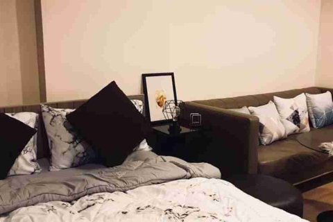 Condominio de 1 dormitorio en Thonburi, Bangkok, Tailandia № 208696 - foto 8
