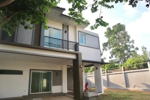 Casa de 4 dormitorios en Pattaya, Tailandia № 155599 - foto 2