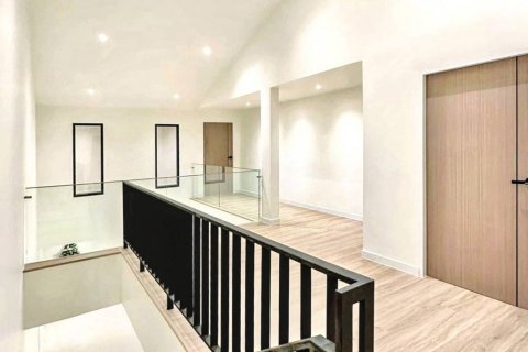 Dúplex de 3 dormitorios en Suan Luang, Bangkok, Tailandia № 119021 - foto 5
