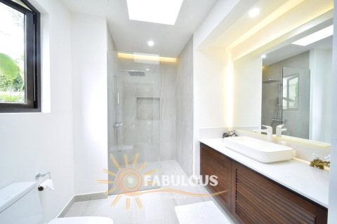 Chalet de 5 dormitorios en Bang Tao, Tailandia № 179301 - foto 9