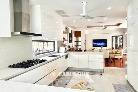 Chalet de 5 dormitorios en Bang Tao, Tailandia № 179301 - foto 12