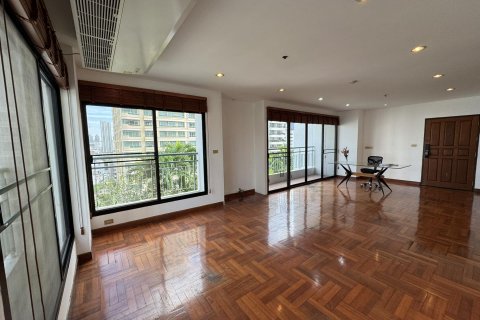 Condominio de 3 dormitorios en Khlong Toei, Bangkok, Tailandia № 134404 - foto 9