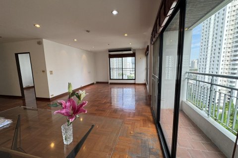 Condominio de 3 dormitorios en Khlong Toei, Bangkok, Tailandia № 134404 - foto 24