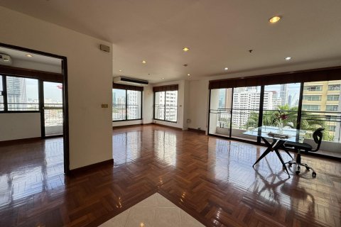 Condominio de 3 dormitorios en Khlong Toei, Bangkok, Tailandia № 134404 - foto 2