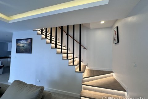 Casa de 4 dormitorios en Pattaya, Tailandia № 153746 - foto 9
