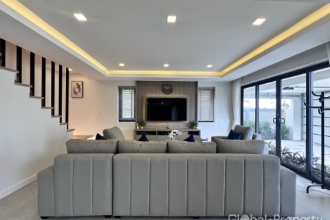 Casa de 4 dormitorios en Pattaya, Tailandia № 153746 - foto 3